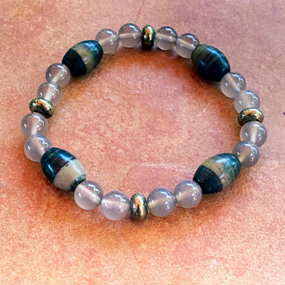 Grey agate, pyrite, 𝘕𝘢𝘵𝘶𝘳𝘢𝘭 opal, stretch bracelet