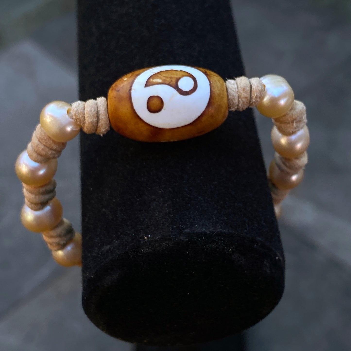 Women’s Genuine Freshwater Pearl and Tibetan Agate Gemstone Yin Yang leather bracelet